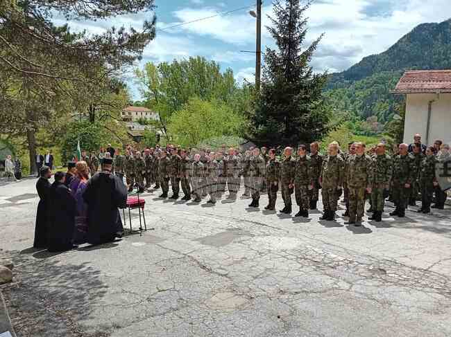 Военнослужещи и граждани отбелязаха храмовия празник на параклис "Св. св. Константин и Елена" в 101-ви Алпийски полк в Смолян