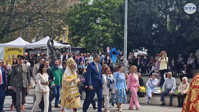 Общините трябва да получат повече възможности, правомощия и средства, смята вицепрезидентът Илияна Йотова