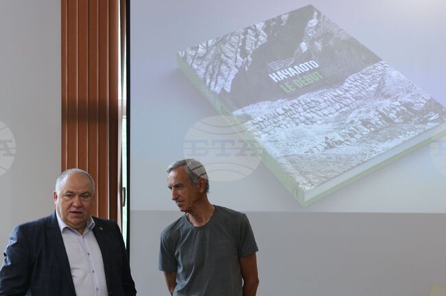 Искахме да направим нещо, което е достойно за тези велики залесители, каза фотографът Александър Иванов за книгата-фотоалбум „Началото“