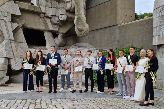 Церемония по награждаване на първенците на Випуск 2025 се състоя на Мемориалния комплекс „Създатели на българската държава“ в Шумен