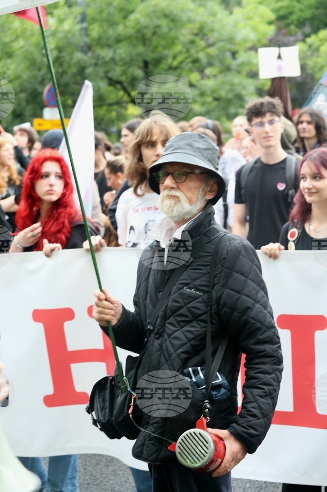 Протест срещу удължаването на учебната година се състоя в Белград