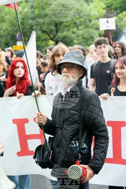 Протест срещу удължаването на учебната година се състоя в Белград