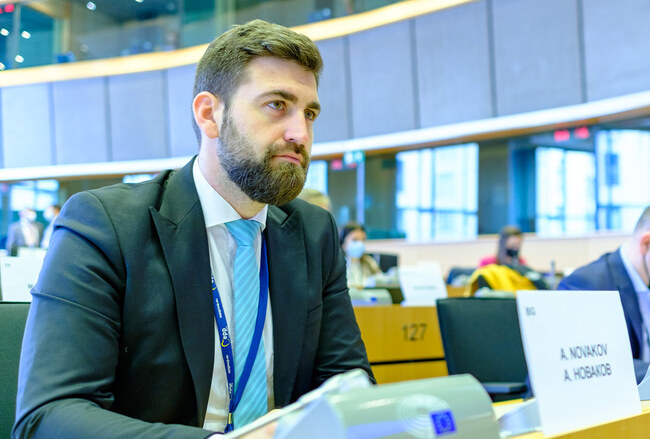 ГЕРБ: Андрей Новаков внася петиция с над 44 000 подписа за въвеждане на стандарт от 1 минута за обработка на камионите по границите