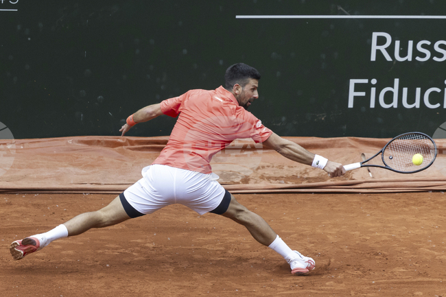 Новак Джокович се класира за четвъртфиналите на турнира по тенис в Женева