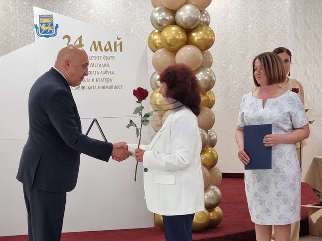 Кметът на Кърджали награди учители, творци и дейци на културата по случай 24 май