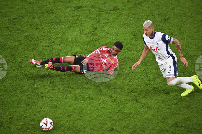 Тотнъм беше глобен със 75 000 паунда заради хомофобски обиди от публиката на мача с Манчестър Юнайтед през септември