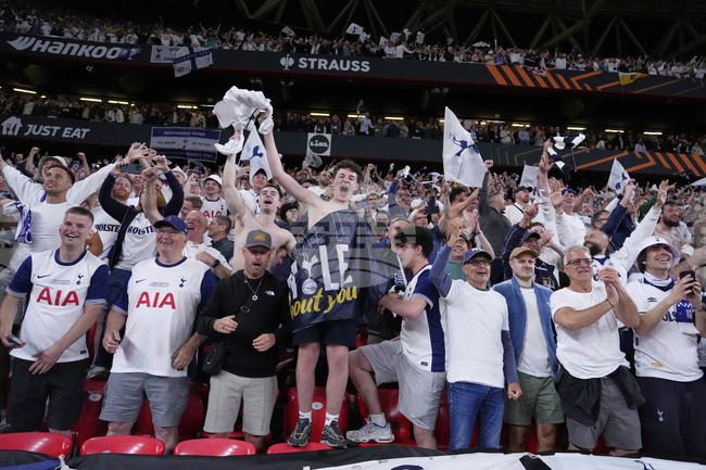 Тотнъм е глобен заради „расистко или дискриминационно“ поведение на феновете във Франкфурт
