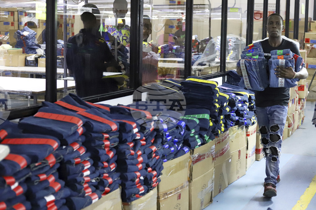 Търговският дефицит на САЩ се сви през юни до най-ниското си ниво от септември 2023 година