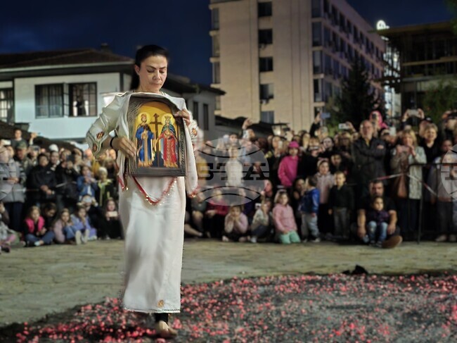 Добрич отбеляза празника на Св. св. Константин и Елена с нестинарски танц 