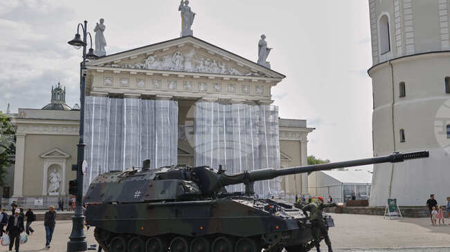 Паметна плоча с цитат от германския канцлер Фридрих Мерц беше открита във Вилнюс
