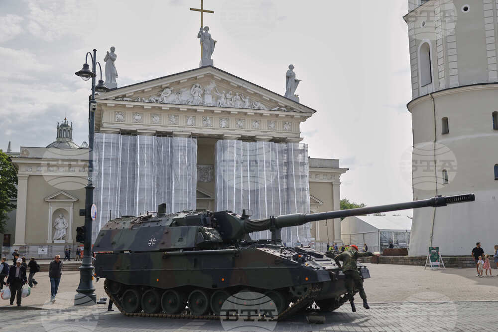Паметна плоча с цитат от германския канцлер Фридрих Мерц беше открита във Вилнюс