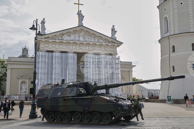 Паметна плоча с цитат от германския канцлер Фридрих Мерц беше открита във Вилнюс