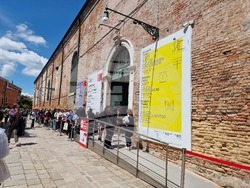 Обща експозиция на Венецианското архитектурно биенале в зала „Арсенале“. Снимка: Специален пратеник на БТА Ваня Сухарова