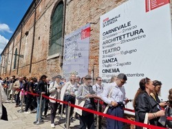 Обща експозиция на Венецианското архитектурно биенале в зала „Арсенале“. Снимка: Специален пратеник на БТА Ваня Сухарова