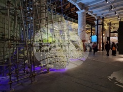 Обща експозиция на Венецианското архитектурно биенале в зала „Арсенале“. Снимка: Специален пратеник на БТА Ваня Сухарова