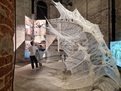 Обща експозиция на Венецианското архитектурно биенале в зала „Арсенале“. Снимка: Специален пратеник на БТА Ваня Сухарова