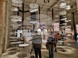 Обща експозиция на Венецианското архитектурно биенале в зала „Арсенале“. Снимка: Специален пратеник на БТА Ваня Сухарова