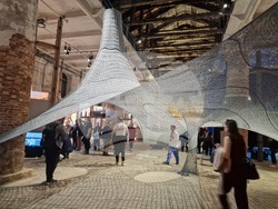 Обща експозиция на Венецианското архитектурно биенале в зала „Арсенале“. Снимка: Специален пратеник на БТА Ваня Сухарова