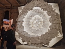 Обща експозиция на Венецианското архитектурно биенале в зала „Арсенале“. Снимка: Специален пратеник на БТА Ваня Сухарова