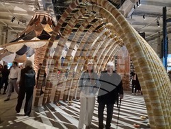 Обща експозиция на Венецианското архитектурно биенале в зала „Арсенале“. Снимка: Специален пратеник на БТА Ваня Сухарова