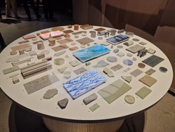 Обща експозиция на Венецианското архитектурно биенале в зала „Арсенале“. Снимка: Специален пратеник на БТА Ваня Сухарова