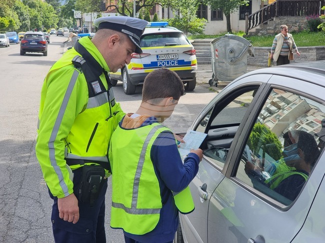 Четвъртокласници влязоха в ролята на пътни полицаи в Кюстендил