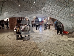 Обща експозиция на Венецианското архитектурно биенале в зала „Арсенале“. Снимка: Специален пратеник на БТА Ваня Сухарова