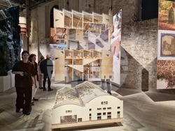 Обща експозиция на Венецианското архитектурно биенале в зала „Арсенале“. Снимка: Специален пратеник на БТА Ваня Сухарова