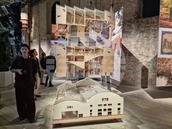 Обща експозиция на Венецианското архитектурно биенале в зала „Арсенале“. Снимка: Специален пратеник на БТА Ваня Сухарова