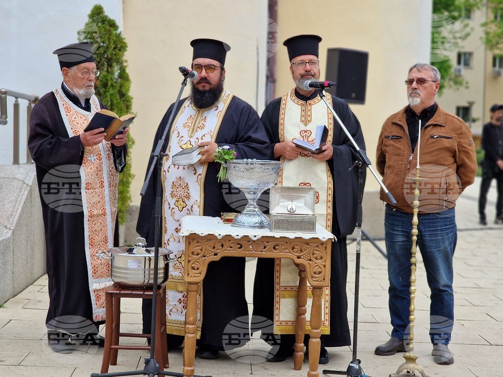 В Перник бе отслужен молебен и водосвет за здраве и благоденствие по повод годишнината от земетресението през 2012 г.