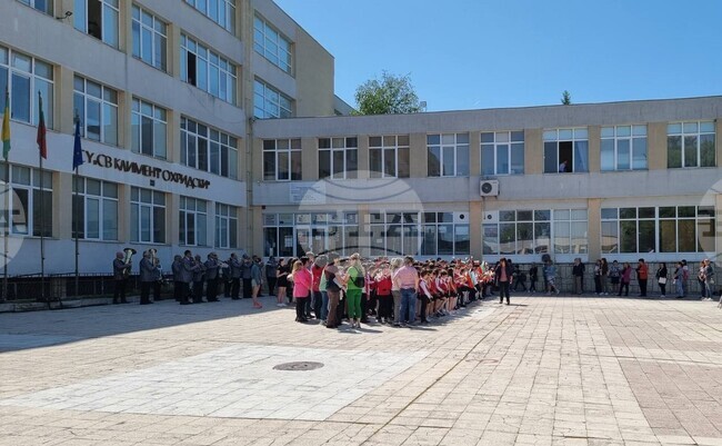 Средно училище „Св. Климент Охридски“ в Добрич се включи в инициативата „Върви, народе възродени“