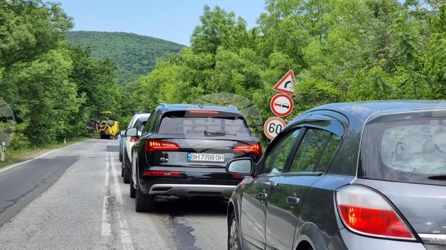 Остава затруднено движението по пътя Обзор-Слънчев бряг заради авариралата строителна машина