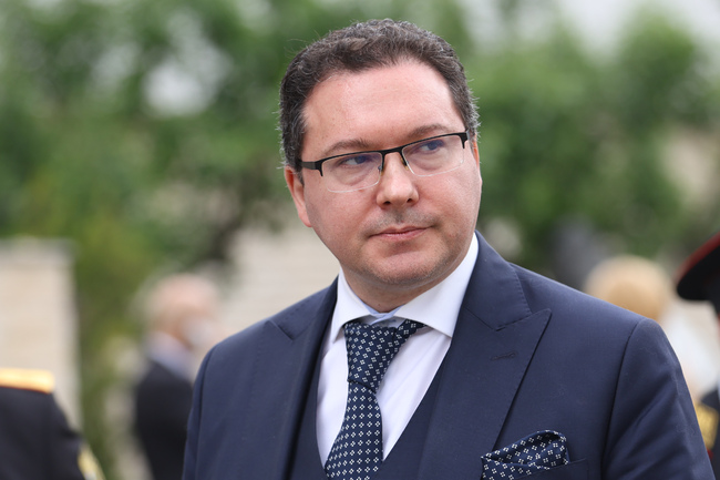 Бойко Рашков одобрява план и задължава администрацията да го изпълни, в него са въпросните икони, каза министър Даниел Митов