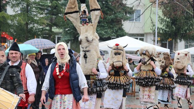 В Ямболско се подготвят за традиционните кукерски игри, като една от най-старите и многобройни маскарадни групи е от село Чарган