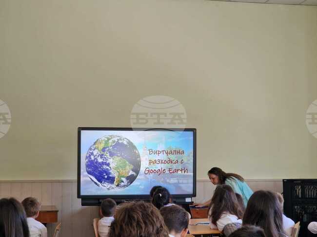 Ученици от първи и шести клас в Пазарджик подготвиха съвместен урок за празника на града