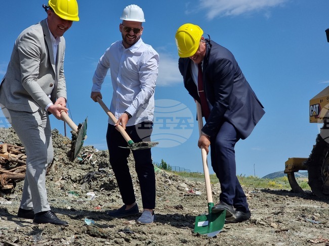 Направена бе първа копка по рекултивацията на клетка от Регионалния център за управление на отпадъците край Кърджали