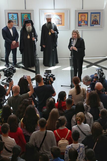 Патриарх Даниил и председателят на парламента Наталия Киселова откриха благотворителна изложба-базар под надслов "Деца рисуват за деца"