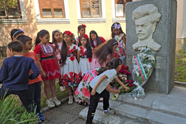 Ловеч - училище - „Върви, народе възродени“