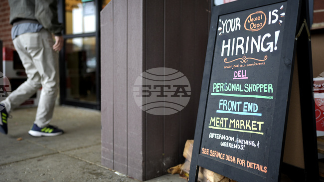 Седмичните молби за помощи при безработица в САЩ спадат до минимум от повече от три години