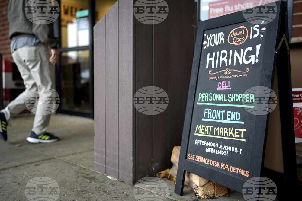 Седмичните молби за помощи при безработица в САЩ спадат до минимум от повече от три години