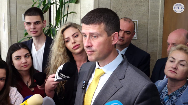 Получихме сигнал от Кърджали за изпратени в куриерска фирма 140 устройства за диктуване, каза Ивелин Михайлов за матурите