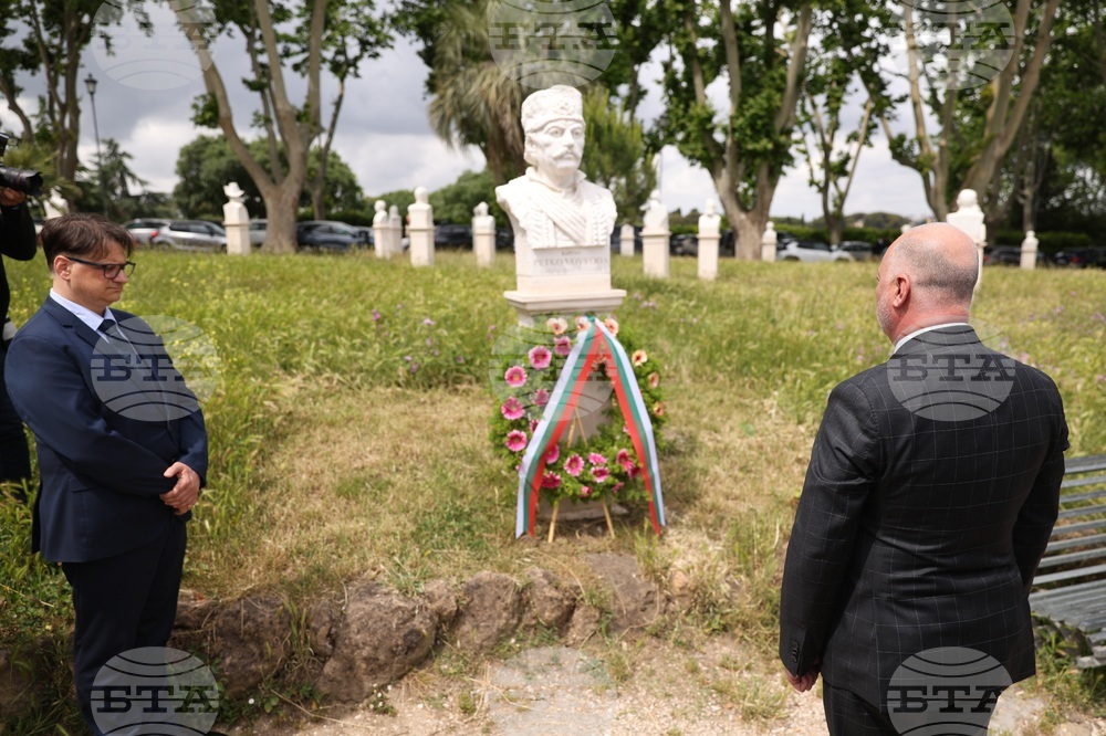 Италия - Ватикана - Росен Желязков - паметник на Капитан Петко войвода - венци