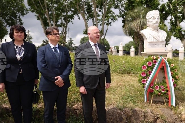Премиерът Росен Желязков и водената от него делегация поднесоха венци пред паметника на Капитан Петко войвода в Рим