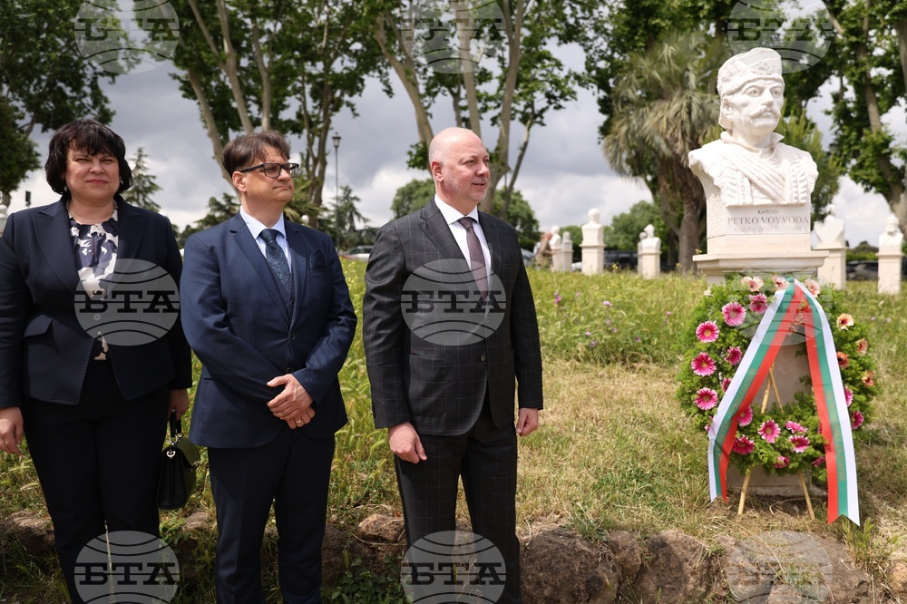 Италия - Ватикана - Росен Желязков - паметник на Капитан Петко войвода - венци