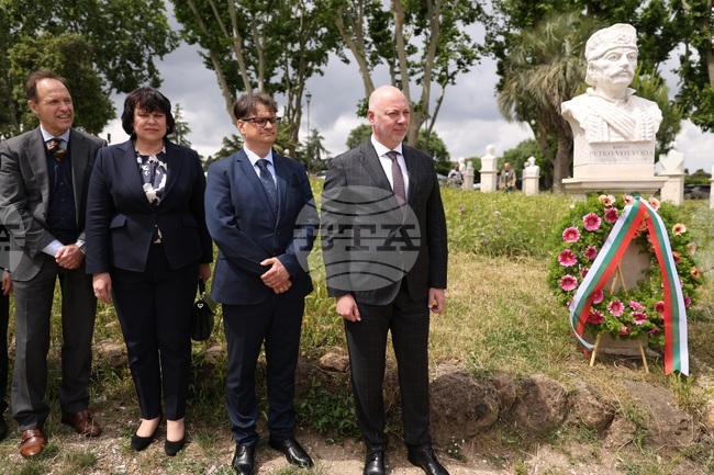 Италия - Ватикана - Росен Желязков - паметник на Капитан Петко войвода - венци