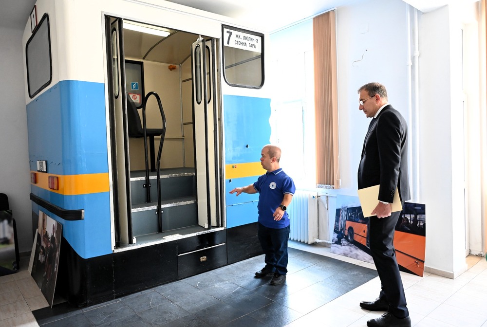 МТСП: Министър Гуцанов посети Центъра по въпросите на малките хора в България