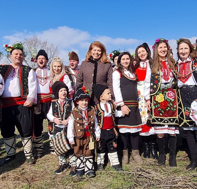 Прессекретариат на президента: Винарските фамилии от Сухиндол заразяха лозята заедно с вицепрезидента Илияна Йотова
