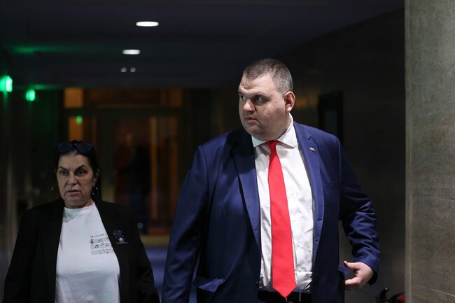 Джевдет Чакъров направи правилното - напусна влака на тези номади, коментира Делян Пеевски