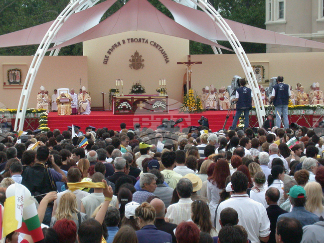 May 26, 2002: Pope John Paul II Celebrates Mass in Plovdiv, 10,000 Attend