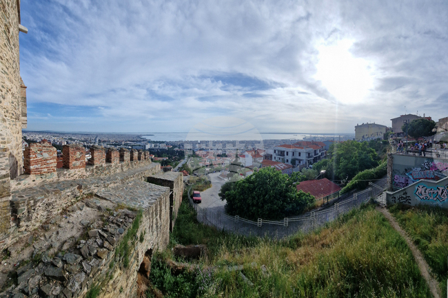 Бурни ветрове причиниха щети в Солун